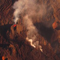 Le piton de la fournaise en éruption vue du ciel par Fly Réunion